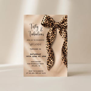Puede incluir: Una invitación de fiesta con un fondo beige y un lazo con estampado de leopardo. La invitación dice "Fifty & Fabulous" e incluye detalles para una celebración de 50 cumpleaños, incluido el nombre Melody, la fecha, la hora y el lugar.