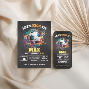Op de afbeelding: Een verjaardagsuitnodiging en een smartphone met hetzelfde ontwerp. Het ontwerp toont een voetbal met kleurrijke verfspatten, de tekst "LET'S KICK IT!" en "MAX IS TURNING 13!" met evenementdetails.