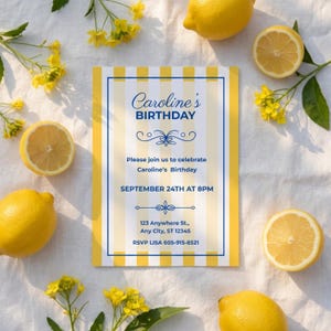Op de afbeelding: Een verjaardagsuitnodiging met een geel en wit gestreepte achtergrond en een blauwe rand. De tekst luidt "Caroline's Birthday" en bevat de datum, tijd en adres. Citroenen en gele bloemen zijn rond de uitnodiging gerangschikt.