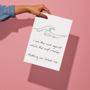 Op de afbeelding: Een witte kaart met een zwarte lijntekening van een golf die tegen een rots breekt. De tekst op de kaart luidt: "Ik ben de rots waartegen de branding breekt. Niets kan me breken."