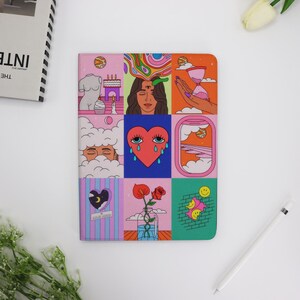 Può includere: Un design illustrato colorato con un cuore con gli occhi, una donna con un fiore nei capelli, un cupcake, un fiore in un vaso, una nuvola, una clessidra e un'emoticon sorridente. Il design è su uno sfondo rosa con un motivo a griglia.