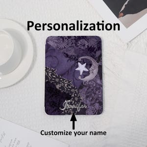K&ouml;nnte beinhalten: Ein rechteckiger, personalisierter Artikel mit einem lila Blumenmuster, einem Mond und einem Stern. Der Text "Personalisierung" steht oben und "Passe deinen Namen an" unten. Der Name "Jennifer" ist kursiv geschrieben.