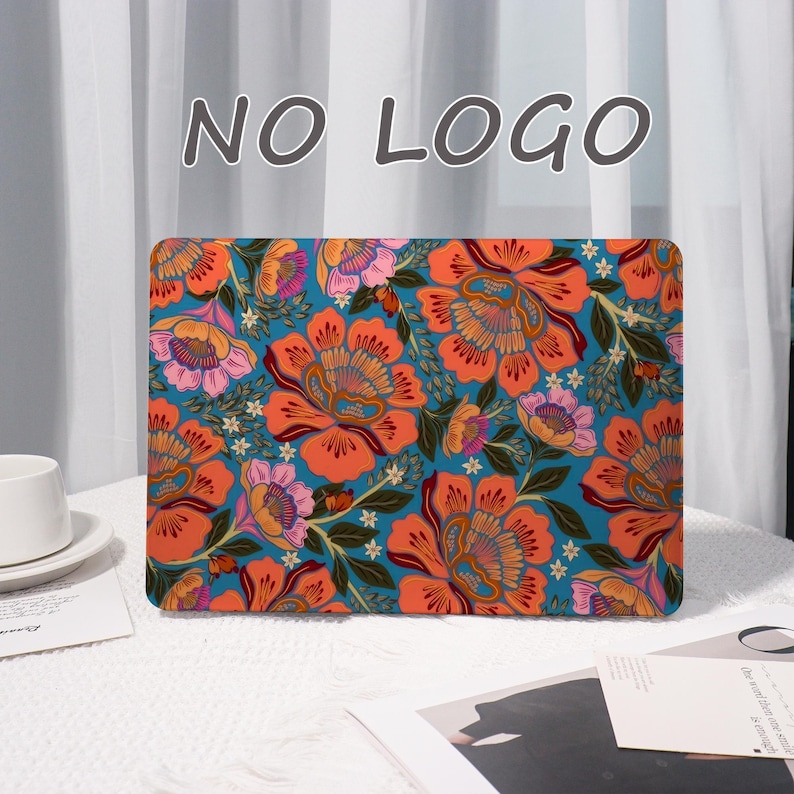 K&ouml;nnte beinhalten: Eine rechteckige Laptop-H&uuml;lle mit einem lebendigen Blumenmuster. Das Design zeigt gro&szlig;e orangefarbene und rosa Bl&uuml;ten mit gr&uuml;nen Bl&auml;ttern auf einem t&uuml;rkisfarbenen Hintergrund. Die Worte "NO LOGO" sind oben in Grau gedruckt.