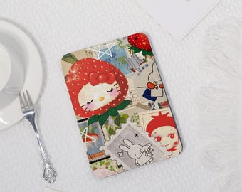 Könnte beinhalten: Eine rechteckige E-Reader-Hülle mit einem Collage-Design, das einen großen Charakter im Erdbeer-Look, eine weiße Hasenillustration, verschiedene Briefmarkenmotive und weiße Sternumrisse auf einem hellen Hintergrund zeigt.