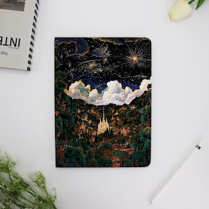 Könnte beinhalten: Eine digitale Illustration eines weißen Schlosses, eingebettet in einen üppigen grünen Wald unter einem dunkelblauen Nachthimmel mit funkelnden Sternen und Sternschnuppen.