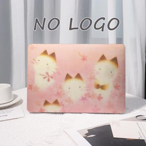 K&ouml;nnte beinhalten: Eine rosa Laptop-H&uuml;lle mit einem sich wiederholenden Muster von Cartoon-Katzen mit braunen Ohren und Akzenten sowie rosa Blumendesigns. Die Worte "NO LOGO" sind oben auf der H&uuml;lle in Grau aufgedruckt.