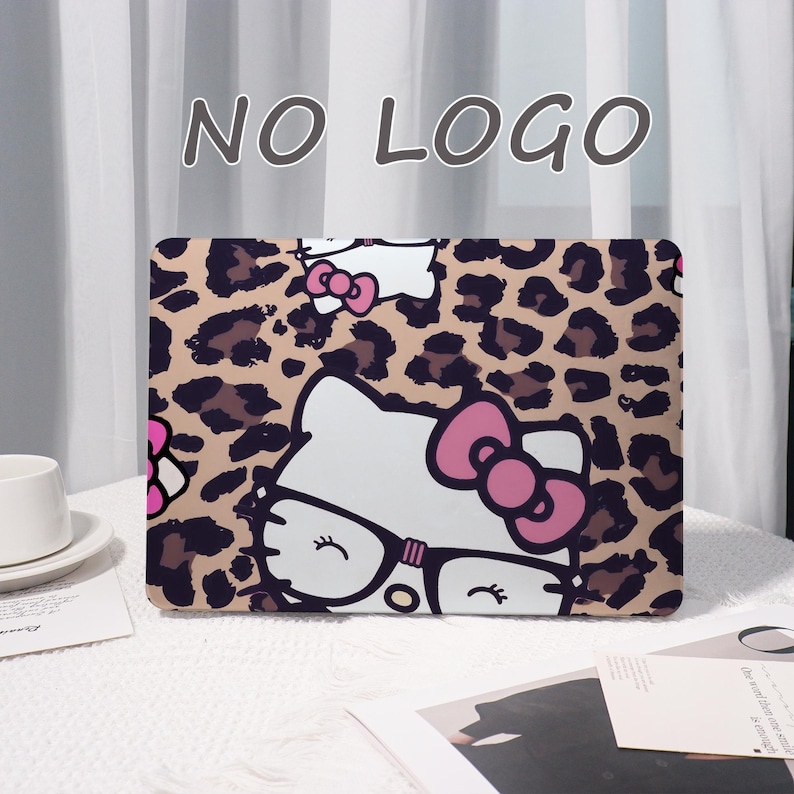 Pu&ograve; includere: Custodia per laptop con motivo leopardato e un personaggio dei cartoni animati con occhiali e fiocco rosa. Il testo "NO LOGO" &egrave; visualizzato in alto. La custodia &egrave; su una superficie bianca.
