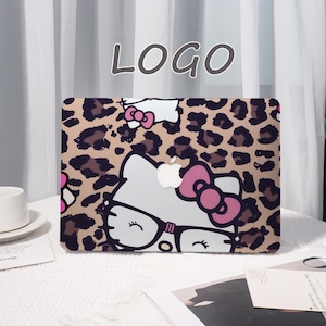 Pu&ograve; includere: Custodia per laptop con motivo leopardato e un personaggio di gatto dei cartoni animati con occhiali e fiocco rosa. La custodia ha un logo Apple bianco e la parola "LOGO" in alto al centro.