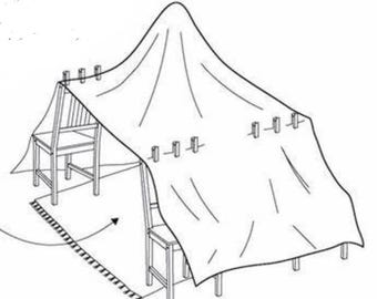 Könnte beinhalten: Ein weißes Tuch, das über zwei Stühle gelegt wird, um ein Fort zu bauen. Das Tuch wird mit Wäscheklammern befestigt.
