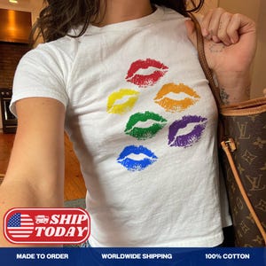 Pride Rainbow Lips Baby Tee Discreet Pride Shirt Say Gay T-shirt Protect Trans Kids LGBTQ Graphic Shirt WLW Queer Crop Top Gift For Lesbians