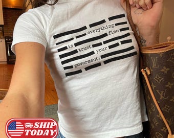 Camiseta "Tudo bem, confie no seu governo, bebê", Camiseta com meme censurado, Top cropped político engraçado e sarcástico, Camiseta com citação satírica e estética