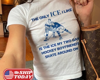 Camiseta infantil engraçada com tema de romance e hóquei, estilo anos 2000; "O único gelo que eu gosto é o dos meus dois namorados gays que jogam hóquei; continuem patinando"; Camiseta "De inimigos a amantes"; Presentes para amantes de livros.