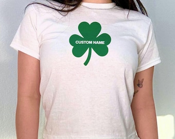 Camiseta infantil personalizada com nome e trevo, top cropped personalizado para o Dia de São Patrício (Y2K), camiseta fofa e estilosa para meninas sortudas, presente para o Dia de São Patrício, presente irlandês.
