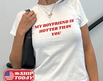 Camiseta divertida para bebê, "Meu namorado é mais gato que você", estilo anos 2000, blusa streetwear moderna, presente do namorado para a namorada, camiseta divertida para namorada.