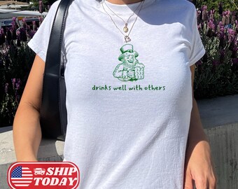Camiseta infantil Leprechaun Beer St Patrick's Day Y2K, Camiseta "Bebe Bem com os Outros", Top cropped de São Patrício, Camiseta "Sorte dos Irlandeses", Presente para Ela