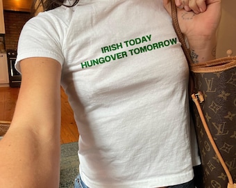 Camiseta infantil divertida para o Dia de São Patrício, camiseta "Irlandês hoje, de ressaca amanhã" (Y2K), camiseta de festa com trevo da sorte, blusa retrô fofa para festivais, presentes para o Dia de São Patrício.