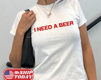 Camiseta engraçada com bebê bebendo, camiseta "Preciso de uma cerveja" estilo anos 2000, camiseta com humor sarcástico, roupa para festa, top cropped feminino da moda, presente para amante de cerveja, top de cerveja