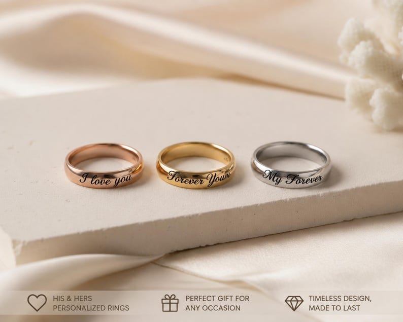 Peut inclure: Trois bagues en m&eacute;tal aux tons or rose, or jaune et argent. Chaque bague pr&eacute;sente un anneau lisse et arrondi avec un texte grav&eacute; en noir. La bague en or rose porte l'inscription I love you, celle en or jaune Forever Yours et l'argent&eacute;e My Forever.