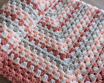 Couverture pour bébé au crochet, couleurs pêche et crème vintage - design carré grand-mère - cadeau pour bébé - fait main