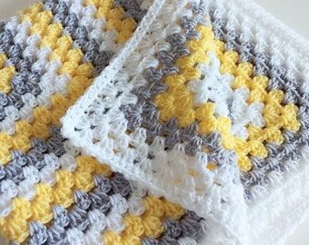 Couverture pour bébé - Crocheté dans un motif carré de grand-mère - Les couleurs sont blanc citron et gris - Baby Present