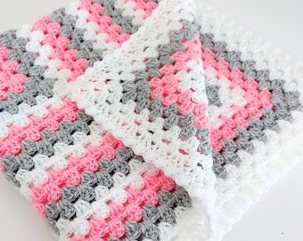 Couverture pour bébé - Crocheté dans un motif carré de grand-mère - Les couleurs sont rose blanc et gris - Baby Present