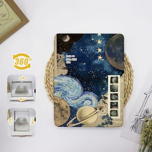 Könnte beinhalten: Eine blaue und weiße iPad-Hülle mit Galaxie-Motiv und einer Collage aus Bildern, darunter ein Planet, Sterne und ein Zitat, das lautet "Ich habe den Sternen von dir erzählt".