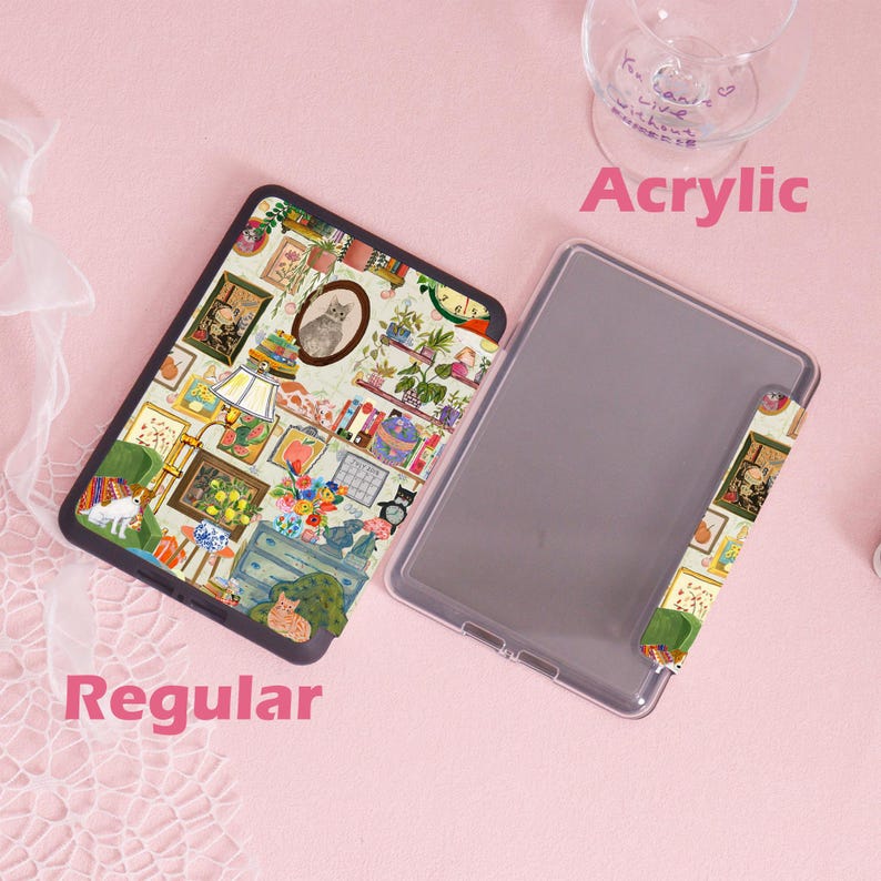 K&ouml;nnte beinhalten: Zwei Tablet-H&uuml;llen, eine mit einem farbenfrohen Katzenmotiv und die andere transparent. Die gemusterte H&uuml;lle zeigt ein Katzenportr&auml;t, Pflanzen und Kunstwerke. Das Wort "Regular" ist unten links und "Acrylic" oben rechts aufgedruckt.