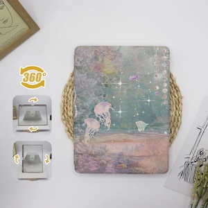Op de afbeelding: Een pastelroze en blauwe telefoonhoes met een aquarelontwerp van kwallen en sterren. De hoes heeft een subtiel glinsterend effect.