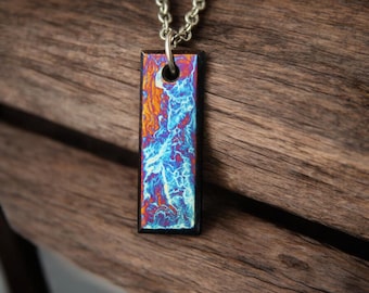 Collar con colgante de titanio anodizado con efecto llama - Joyería grabada personalizada