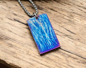 Colgante de titanio anodizado flameado – Joyería arcoíris grabada a medida