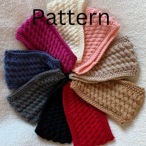 Puede incluir: Una colección de diez diademas de punto en varios colores, incluyendo blanco, rosa, rojo, negro, gris, azul y marrón. Las diademas están dispuestas en círculo, con la palabra "Pattern" impresa en letras blancas en la diadema superior.