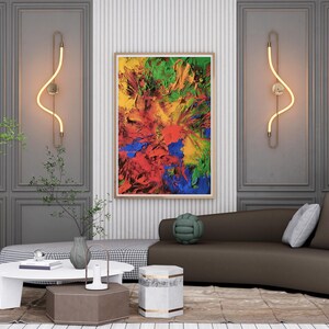 K&ouml;nnte beinhalten: Ein modernes Wohnzimmer-Interieur mit einem braunen, geschwungenen Sofa, einem wei&szlig;en Couchtisch und einem farbenfrohen abstrakten Gem&auml;lde an der Wand. Der Raum verf&uuml;gt &uuml;ber zwei Wandleuchten mit geschwungenen Leuchten und einem dekorativen Kissen auf dem Sofa.