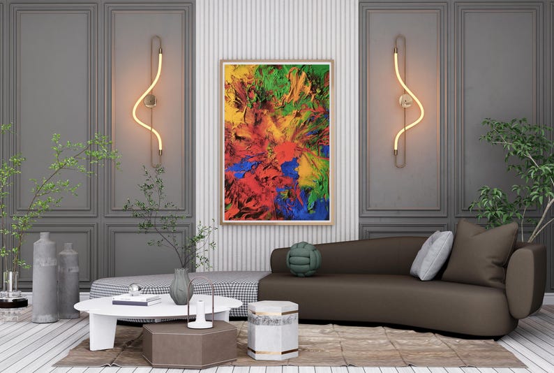 K&ouml;nnte beinhalten: Ein modernes Wohnzimmer-Interieur mit einem braunen, geschwungenen Sofa, einem wei&szlig;en Couchtisch und einem farbenfrohen abstrakten Gem&auml;lde an der Wand. Der Raum verf&uuml;gt &uuml;ber zwei Wandleuchten mit geschwungenen Leuchten und einem dekorativen Kissen auf dem Sofa.