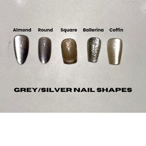 Peut inclure: Cinq formes d'ongles grises et argent&eacute;es : amande, rond, carr&eacute;, ballerine et cercueil. Le texte "GREY/SILVER NAIL SHAPES" est en dessous. Chaque ongle a une finition m&eacute;tallique diff&eacute;rente.