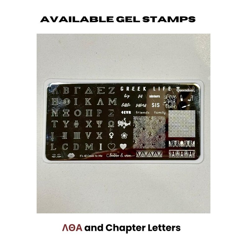 Peut inclure: Un tampon &agrave; gel rectangulaire avec des lettres grecques, des mots comme "Greek Life" et divers symboles. Le tampon comprend le texte "AVAILABLE GEL STAMPS" en haut et "&Lambda;&Theta;&Alpha; and Chapter Letters" en bas.