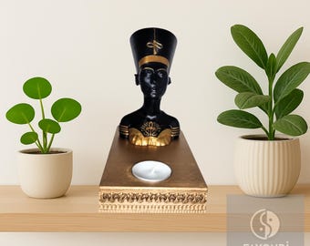 Nofretete-Büste als Kerzenhalter mit goldenem Sockel – Personalisierter ägyptischer Kerzenständer für 1 oder 2 Kerzen – Geschenkset mit 10 handgefertigten Duftkerzen