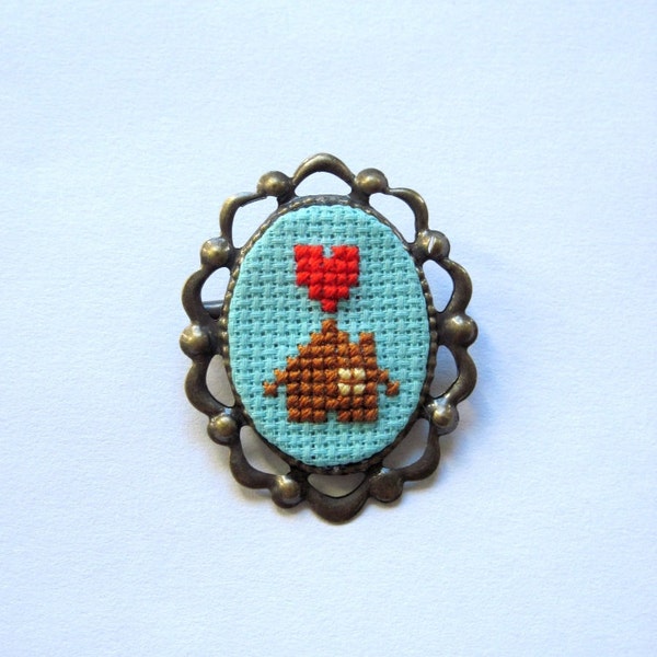 Cozy House Scalloped Edge Brooch