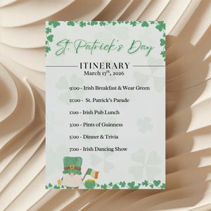 Könnte beinhalten: Ein St. Patrick's Day-Reiseplan auf hellgrünem Hintergrund. Der Reiseplan umfasst Zeiten und Aktivitäten wie irisches Frühstück, St. Patrick's Parade, Irish Pub Lunch, Pints of Guinness, Dinner & Trivia und eine irische Tanzshow.