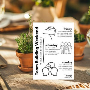 Puede incluir: Un itinerario en blanco y negro para un fin de semana de team building en Chicago, del 15 al 17 de agosto. El programa incluye actividades como rompehielos, talleres y compartir historias junto a la fogata. El itinerario se muestra en una tarjeta blanca.