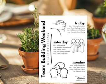 Puede incluir: Un itinerario en blanco y negro para un fin de semana de team building en Chicago, del 15 al 17 de agosto. El programa incluye actividades como rompehielos, talleres y compartir historias junto a la fogata. El itinerario se muestra en una tarjeta blanca.
