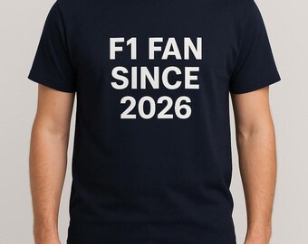 Op de afbeelding: Marineblauw T-shirt met de witte tekst "F1 FAN SINCE 2026". De tekst is vetgedrukt en zonder schreef. Het T-shirt heeft een ronde hals en korte mouwen. Een casual kledingstuk voor Formule 1-fans.