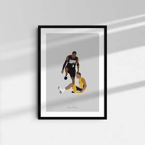 Puede incluir: Una ilustración en blanco y negro de dos jugadores de baloncesto. El jugador con el jersey morado y dorado está en el suelo, mientras que el jugador con el jersey negro está de pie sobre él. El texto "Game Frame" está en la parte inferior de la imagen.