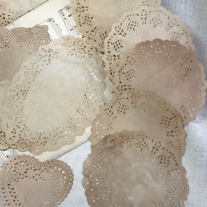 Met thee gekleurde papieren kleedjes - cirkels, ovalen, rechthoeken en harten, shabby chic antieke stijl Junk Journal-kaarten maken