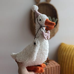 Peluche oie - Animal en peluche fait main avec noeud papillon, cadeau pour bébé, décoration douce pour chambre d&#39;enfant