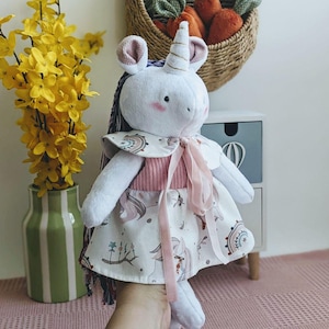 Einhorn Plüschtier - Handgefertigtes Velour-Plüschtier Einhorn im Satinkleid - Geschenk Baby, Babyparty Geschenk, Babyparty Deko