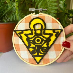 Pirámide amarilla de Yu-Gi-Oh!, decoración de bordado en aro de fieltro, kawaii, 4 pulgadas