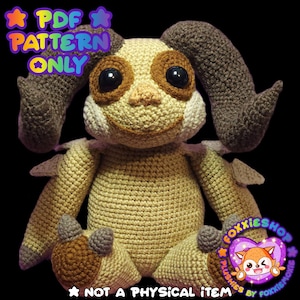 Puede incluir: Patrón de crochet PDF para un juguete de peluche amigurumi marrón y beige con ojos grandes y cuernos. El patrón es para un juguete de peluche sentado con una cara sonriente. El texto "PDF PATTERN ONLY" está en la esquina superior izquierda de la imagen. El texto "NOT A PHYSICAL ITEM" está en el centro inferior de la imagen.
