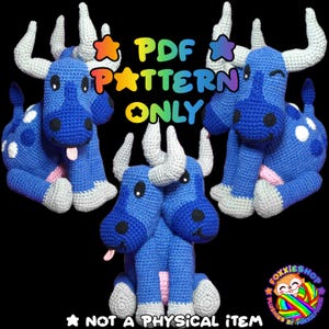 Puede incluir: Tres patrones de amigurumi de crochet de vacas azules. Las dos primeras son vacas de una sola cabeza con manchas blancas. La tercera es una vaca de dos cabezas. El texto "PDF PATTERN ONLY" se muestra en el centro de la imagen. El texto "NOT A PHYSICAL ITEM" se muestra en la parte inferior de la imagen.