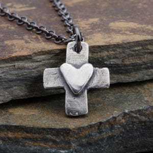 Collar con colgante de cruz y corazón en plata de ley, martillado, hecho a mano, delicado regalo de joyería cristiana para mujeres o niñas.