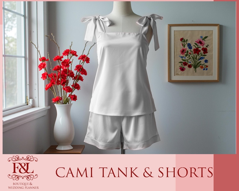 Pu&ograve; includere: Top a canotta e pantaloncini abbinati in satin bianco con sottili spalline. Il top ha una scollatura quadrata e i pantaloncini hanno una cintura larga.
